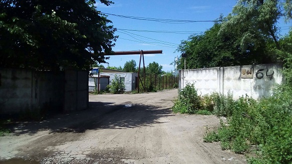 Небезпечне сусідство: жителі Червоної Слободи готові перекривати дорогу через отруйні заводи