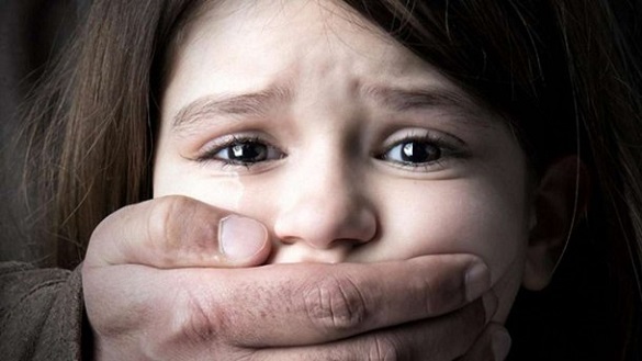 На Черкащині маленьку дівчинку ледь не зґвалтував співмешканець її бабусі