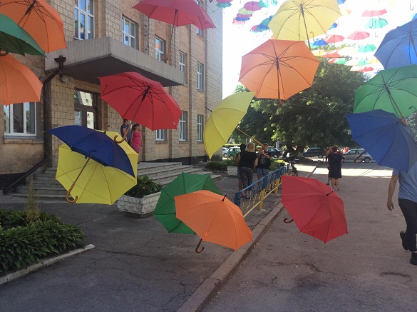 У Смілі обірвалися щойно встановлені парасольки (ФОТО)