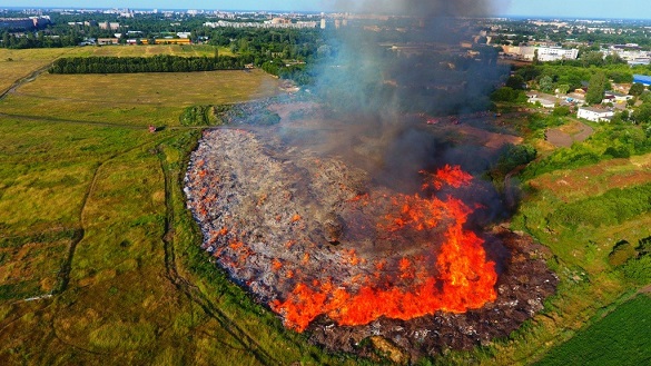 У Черкасах сталася масштабна пожежа сміття (ФОТО)