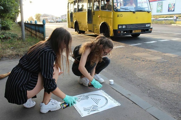 У Золотоноші молодь малює на дорогах соціальне графіті (ФОТО)