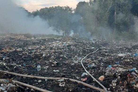 В одному із селищ на Черкащині невідомі підпалили сміттєзвалище (ФОТО)
