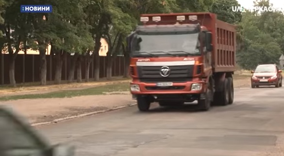 Мешканці будинку в Черкасах скаржаться на шум від вантажівок (ВІДЕО)