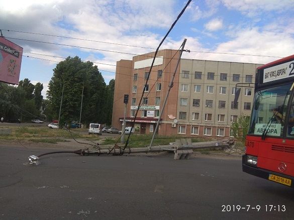 На перехресті у Черкасах впала електроопора (ФОТО)
