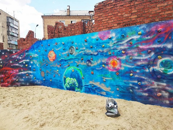 В одному з черкаських парків креативно розмалювали стіну