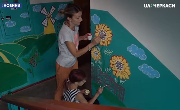 Вихованці художньої студії розфарбували стіни одного з черкаських під'їздів (ВІДЕО)