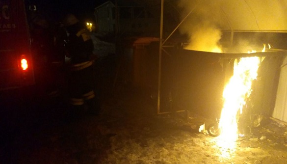 Уночі в Черкасах палали контейнери для сміття (ФОТО)