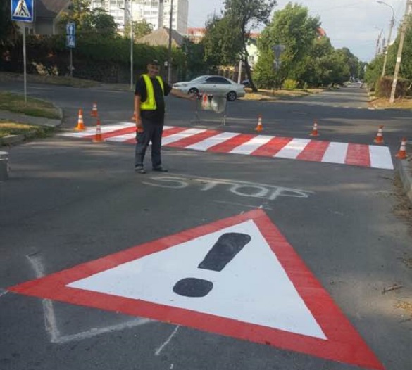 У Черкасах на небезпечному перехресті намалювали попереджувальну розмітку (ФОТО)