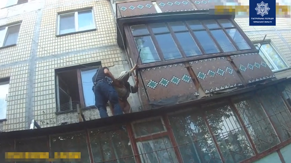 У Черкасах рятували пенсіонерку, яка опинилася на даху балкону (ВІДЕО)