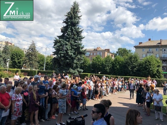 Понад сотня людей чекають на зустріч із Зеленським під стінами Черкаської ОДА (ФОТО)