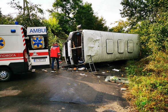 На Черкащині під час ДТП перекинувся автобус: є постраждалі (ФОТО)