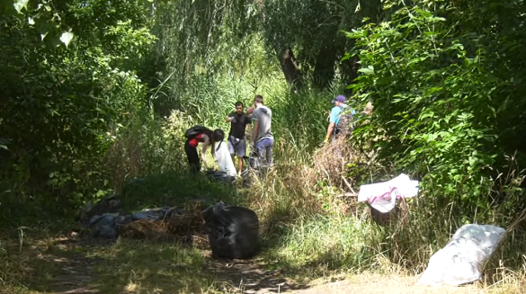 Там, де чиновники пасивні: поблизу Долини троянд довкілля рятували від сміття (ВІДЕО)