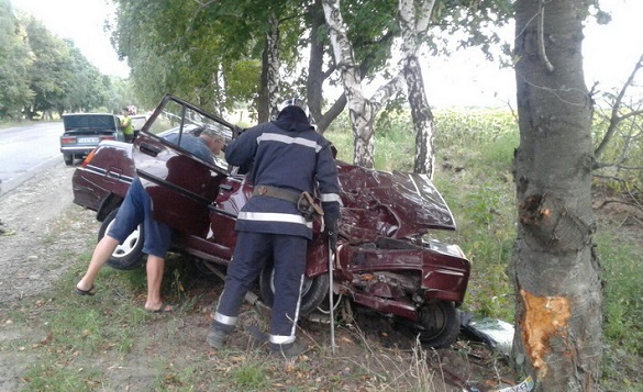 На Черкащині сталася ДТП: водія затиснуло в салоні (ФОТО)
