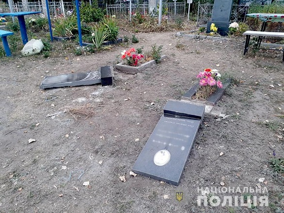 Троє підлітків на Черкащині трощили пам'ятники (ФОТО)