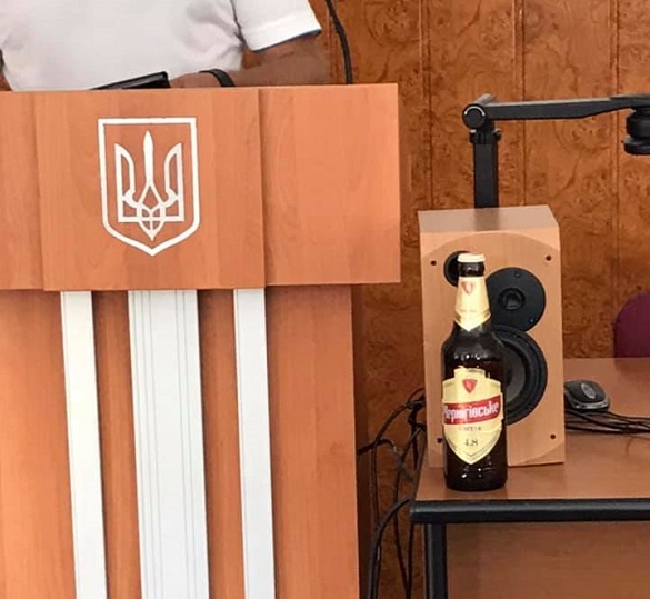 Головному муніципалу Черкас в мерії подарували пляшку пива (ФОТО)
