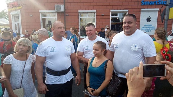 Черкаський стронгмен разом із богатирями у Маріуполі встановив рекорд України (ВІДЕО)