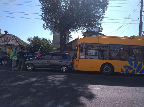 У Черкасах тролейбус зіткнувся з легковиком (ФОТО)