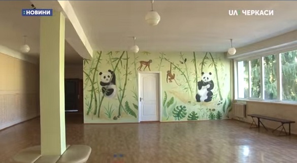 Юний черкащанин креативно розмалював стіну власної школи (ВІДЕО)