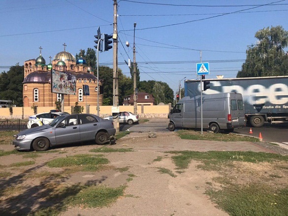 У Черкасах зіткнулися легковик із мікроавтобусом: є постраждалі (ФОТО)