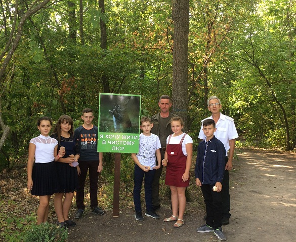 День знань посеред лісу: лісівники запросили черкаських школярів пройтися новоствореною екологічною стежкою