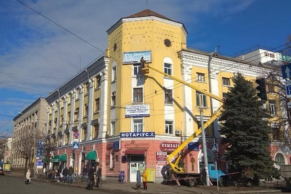 Жителі Черкас просять відремонтувати фасад ЦНТЕІ