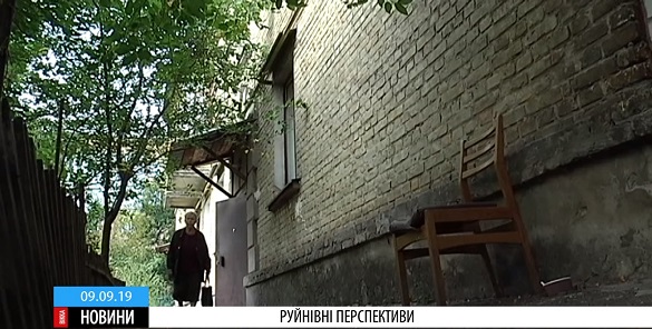 Мешканці черкаського будинку засинають під тріскіт руйнацій стін (ВІДЕО)