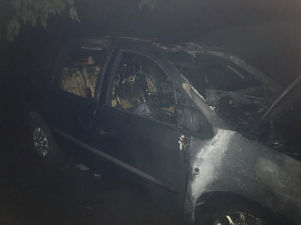 Вночі секретарю міської ради спалили автівку (ФОТО)