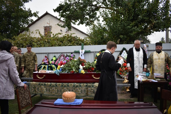 Шлях до рідного дому був встелений свічками: на Черкащині поховали загиблого воїна (ФОТО)