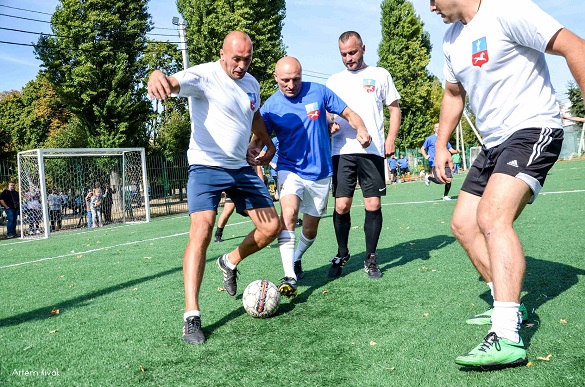 У Черкасах мер із посадовцями зіграли у футбол проти ветеранів (ФОТО)