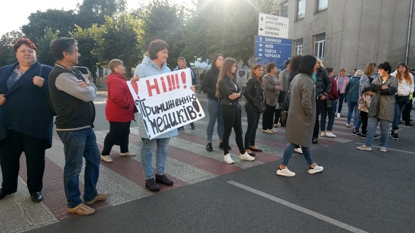 Медики, які не отримують зарплатні, перекрили дорогу на Черкащині