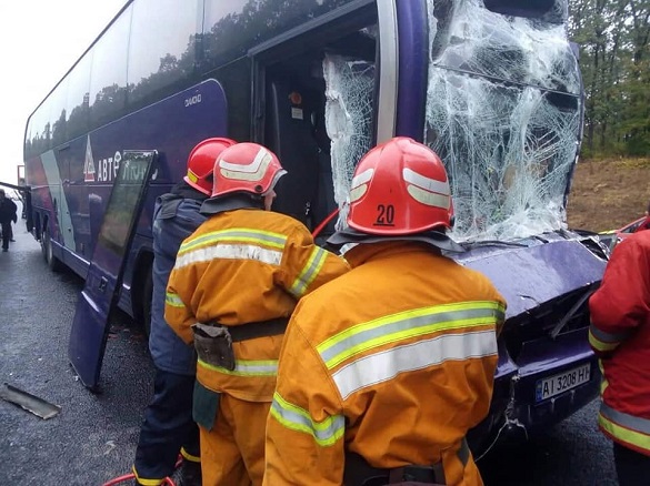 На Черкащині пасажирський автобус зіткнувся із вантажівкою (ФОТО)