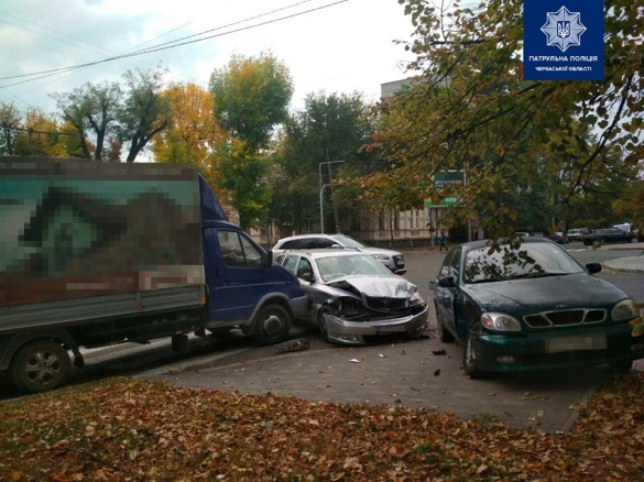 Через зіткнення авто відкинуло: у Черкасах сталася ДТП (ФОТО)