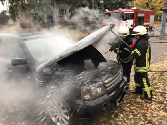 Стали відомі подробиці пожежі автомобіля Range Rover, що спалахнув у центрі Черкас