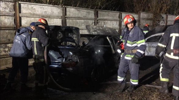 Постраждали “BMW” та “Mersedes”: на Черкащині через підпал загорілися три автівки
