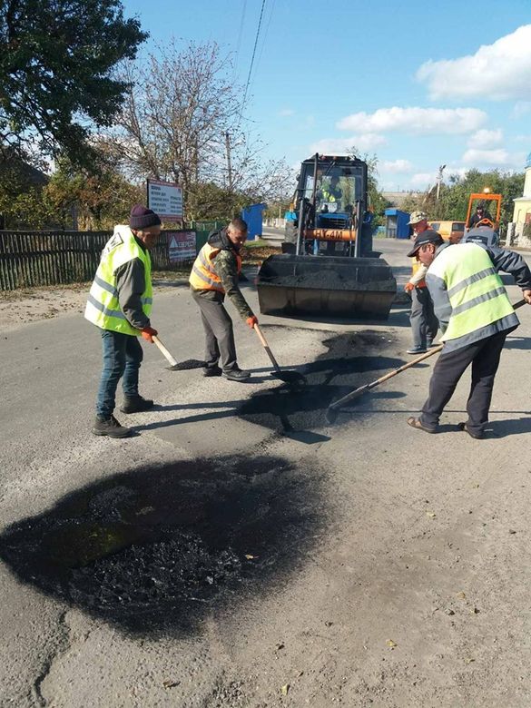 На Черкащині громада самотужки збирає кошти на ремонт дороги