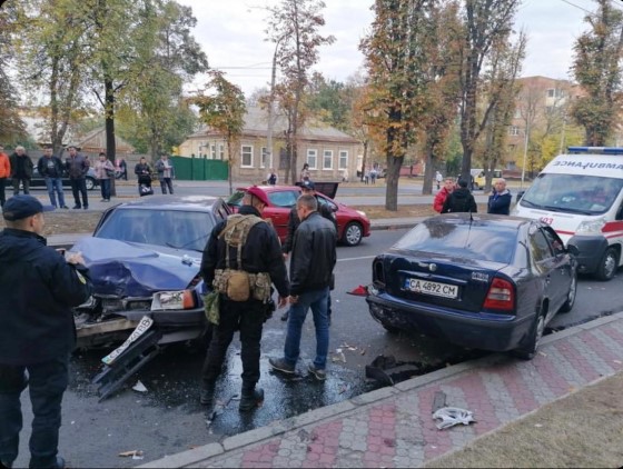 Розбиті машини: на бульварі Шевченка у Черкасах сталася ДТП (ФОТО)