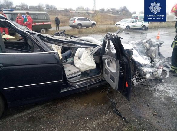Розбите вщент авто: на Черкащині сталась смертельна ДТП (ФОТО)
