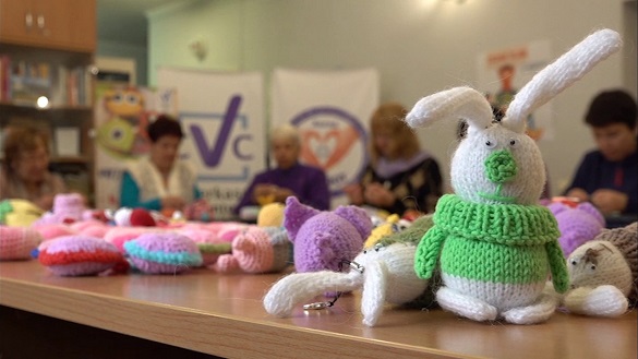 Черкаські волонтерки в’яжуть гіпоалергенні іграшки для онкохворих дітей (ВІДЕО)