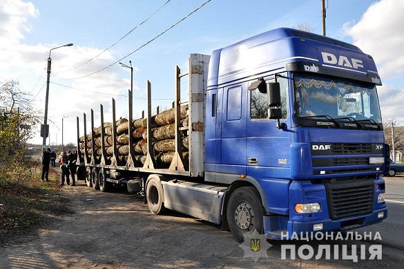 На Черкащині зупинили автомобіль, який перевозив деревину без дозвільних документів (ВІДЕО)