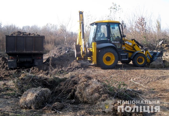 Невідомі вивозили вантажівками чорнозем на Чигиринщині (ФОТО)