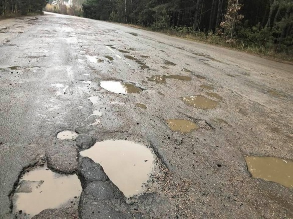 У мережі опублікували фото жахливої дороги Черкаси-Канів (ФОТО)