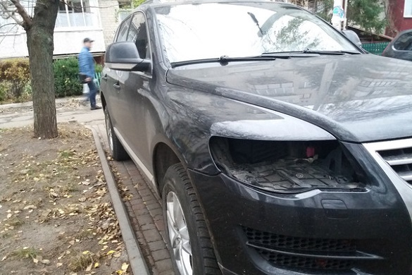 У Черкасах у депутата викрали фари з автівки (ФОТО)