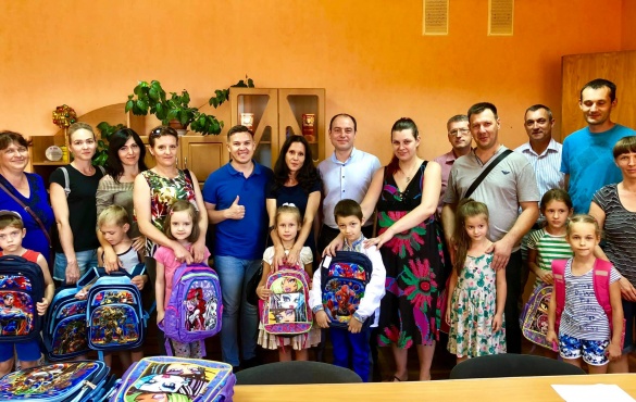 Черкаські малозабезпечені сім'ї отримали шкільне приладдя та наплічники