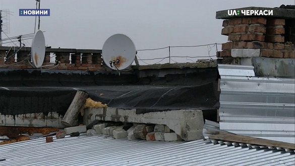 В аварійному будинку на Черкащині вже півтора роки протікає дах (ВІДЕО)
