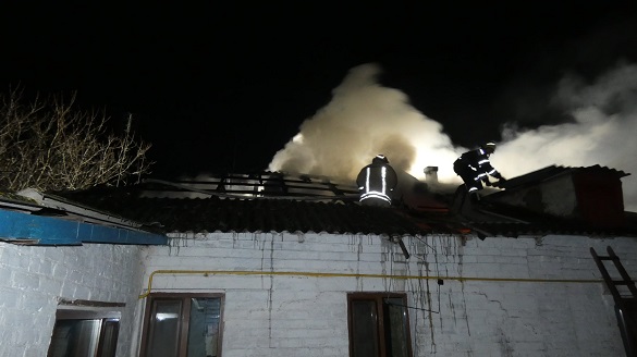 Через порушення правил пожежної безпеки у Черкасах загорівся будинок (ФОТО)