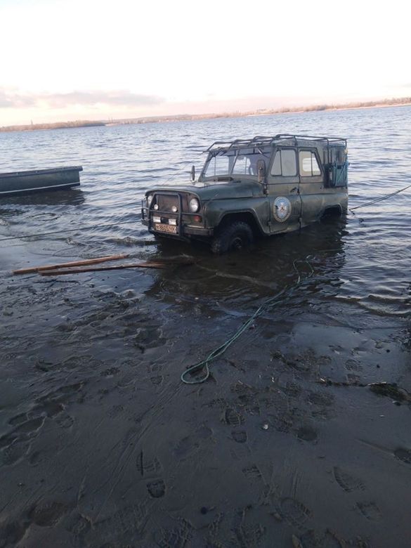 На Канівщині у воду потрапив автомобіль