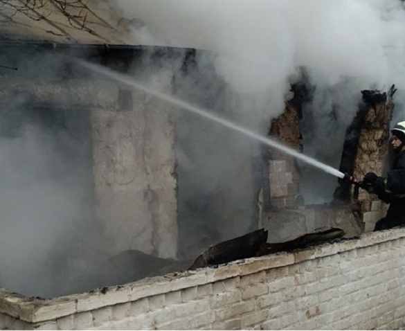 На Черкащині загорівся закинутий будинок (ВІДЕО)