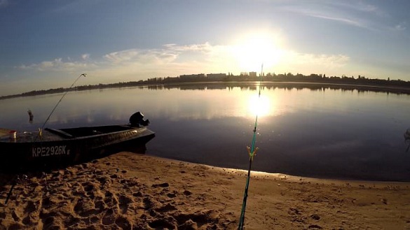 На Черкащині під час риболовлі на гумовому човні заблукав чоловік з собакою (ВІДЕО)