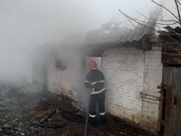 Через замикання електропроводки на Черкащині загорілася будівля (ФОТО)