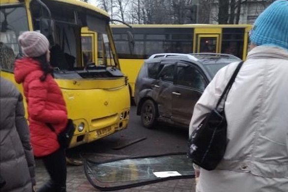 Є постраждалі: у Черкасах сталася ДТП за участі автобусу (ФОТО)